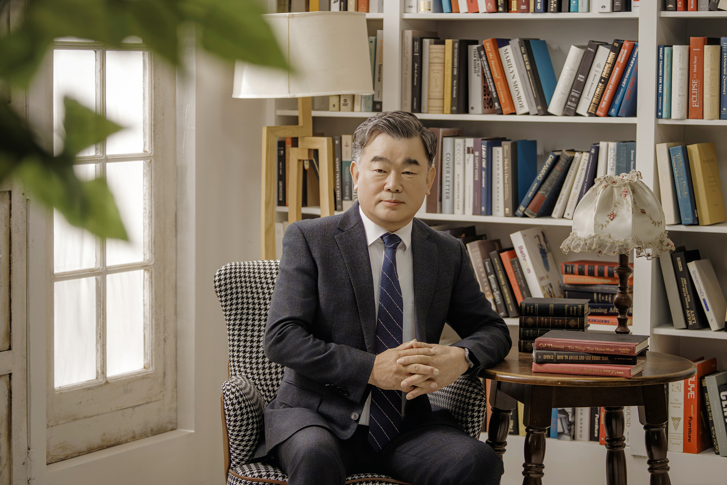 서재 의자에 앉아 있는 세광 엄세현 대표이사