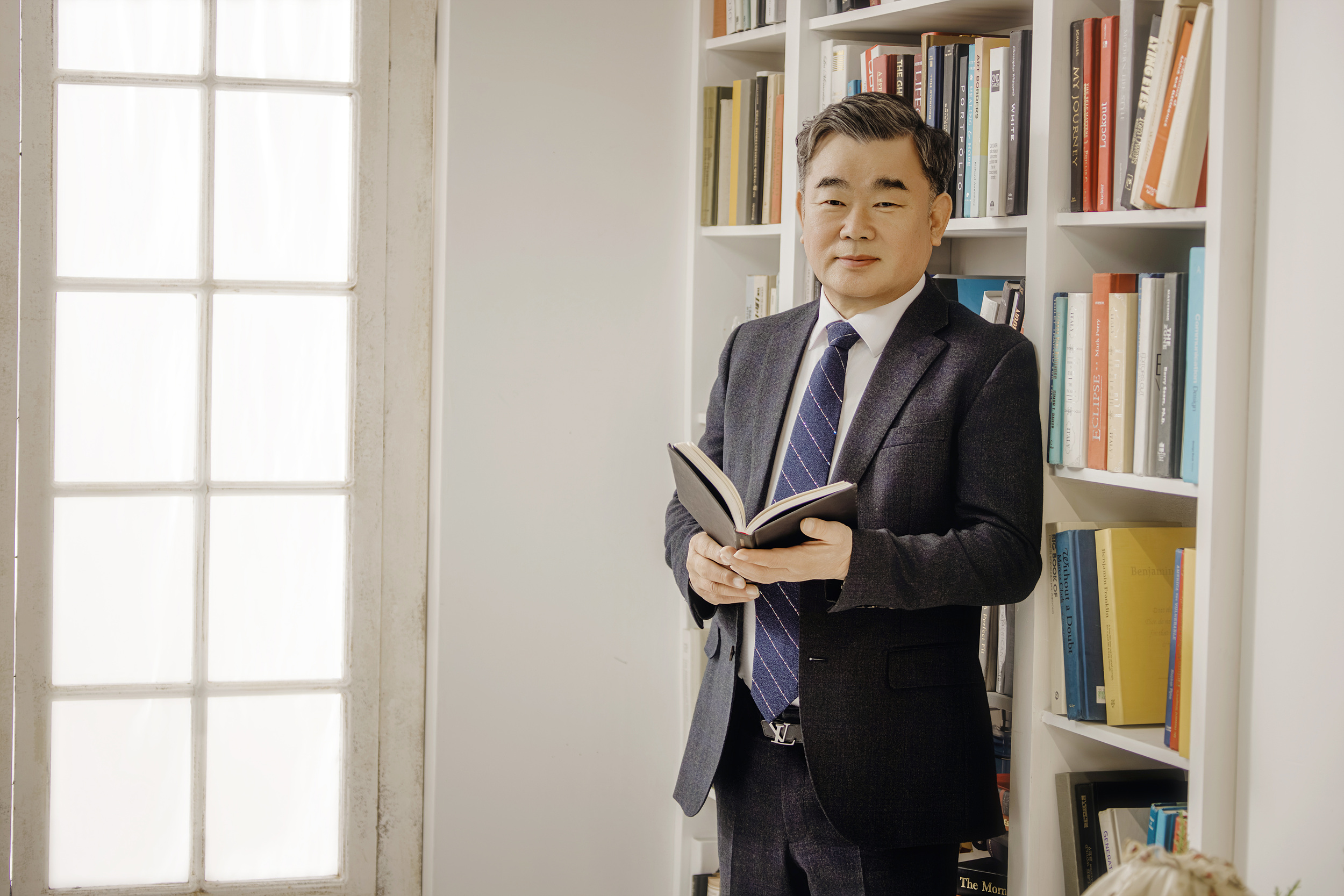 책을 들고 서 있는 세광 엄세현 대표이사